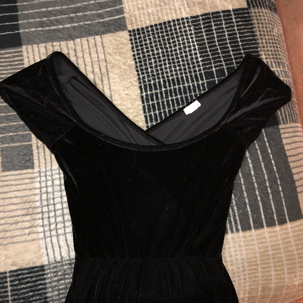 🌿Black velvet off the shoulder dress